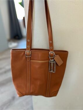 Authentic vintage 2003 Coach slim Hampton Leather Shoulder Bag Tote.